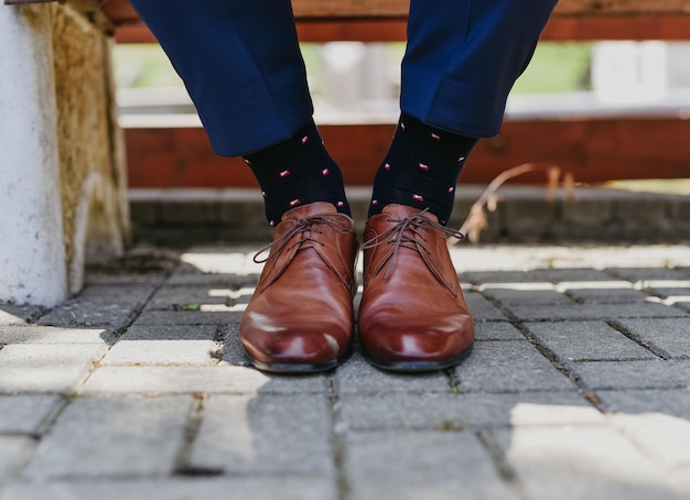 Foto hombre con zapatos azules al aire libre
