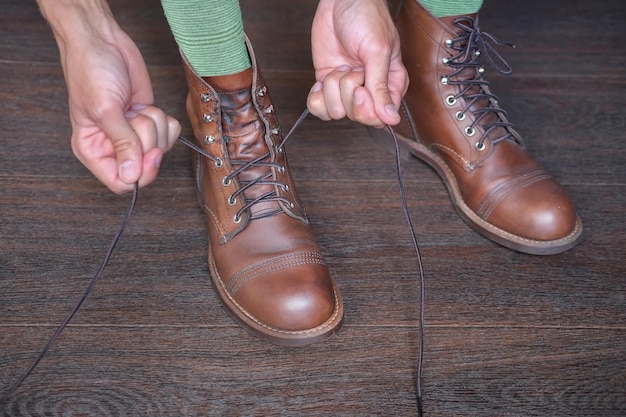 hombre en zapatos de cuero con estilo arranque atando cordones de los zapatos de cerca