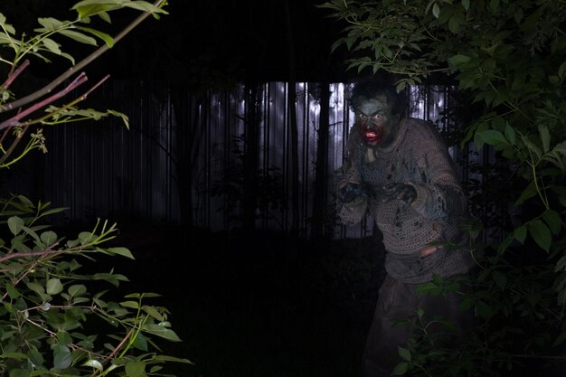 hombre zombi en el bosque por la noche