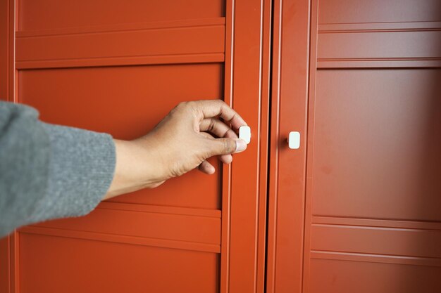 Los hombres abren la puerta del gabinete del dormitorio a mano