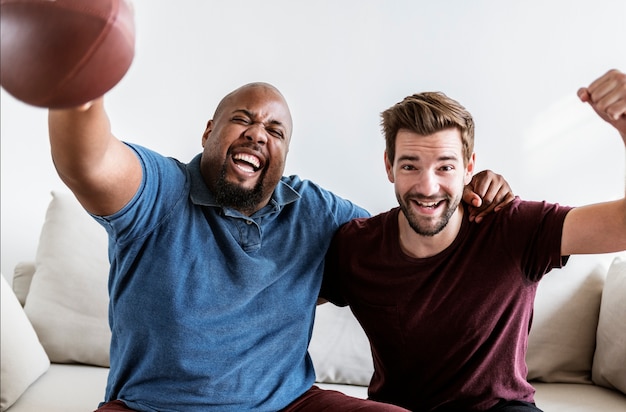 Hombres aplaudiendo el deporte juntos.