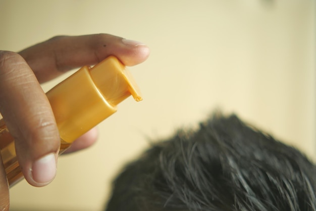 Hombres aplicando aceite en el cabello