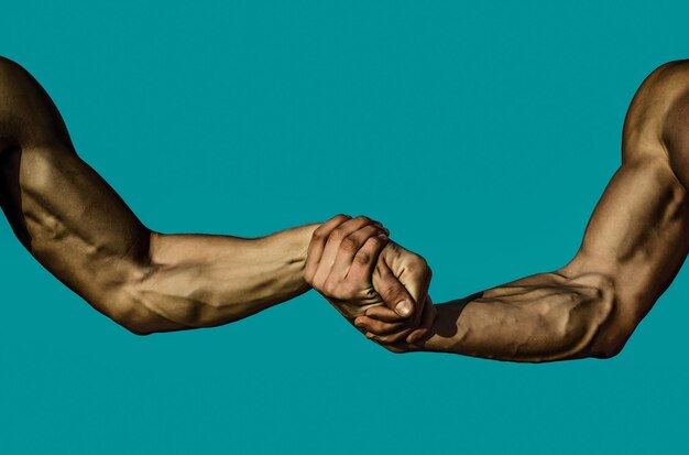 Hombres de apoyo de la mano cerca de la mano de ayuda aislado dos manos de hombres musculosos rescate ayudando gesto o