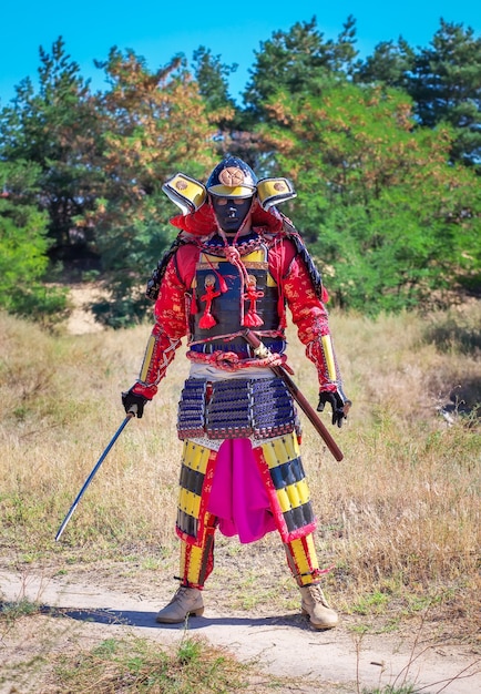 Hombres con armadura samurai con espada