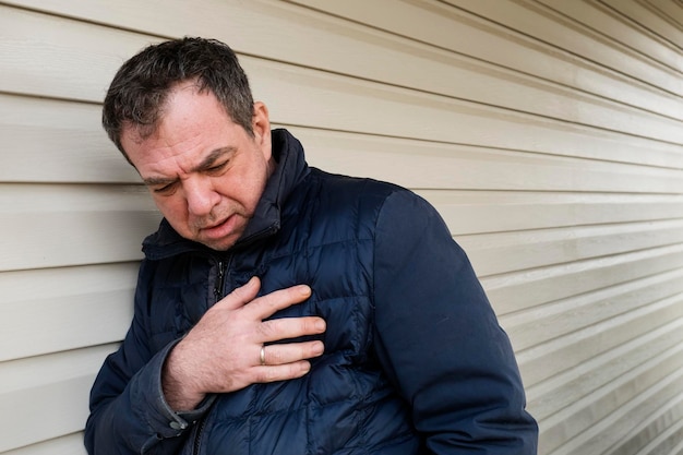 Hombres con ataque al corazón en la calle