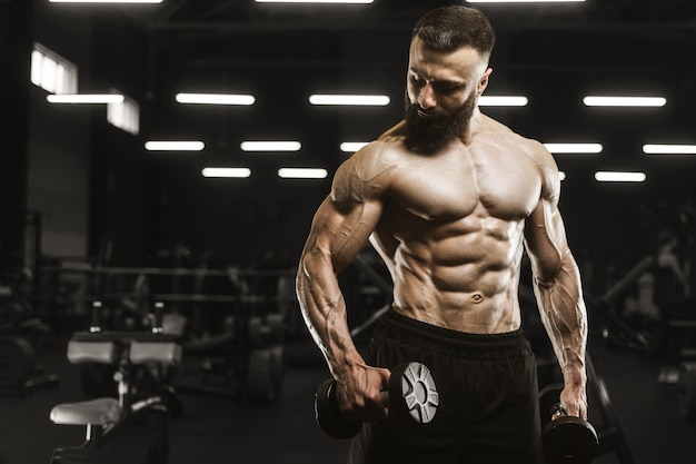 Hombres atléticos fuertes y guapos bombeando músculos concepto de culturismo entrenamiento