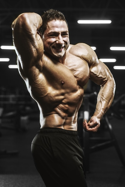 Hombres atléticos fuertes y guapos bombeando músculos concepto de culturismo entrenamiento