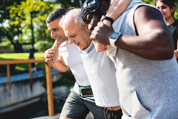 Hombres ayudando a un anciano lesionado.