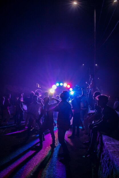 Foto hombres bailando durante un evento en la ciudad por la noche