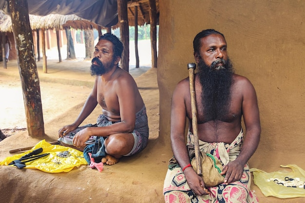 Hombres con barba de la tribu Vedda. Sri Lanka