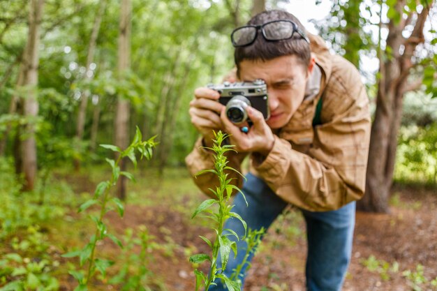 Hombres biólogo en gafas fotografían plantas