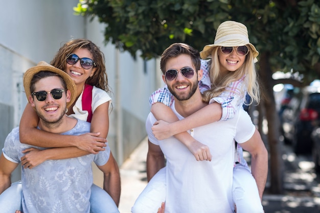 Hombres de cadera que dan a sus amigas en la calle