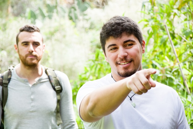 Hombres caminando en la naturaleza