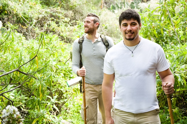 Hombres caminando en la naturaleza