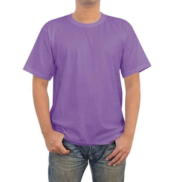 Foto hombres en camiseta violeta