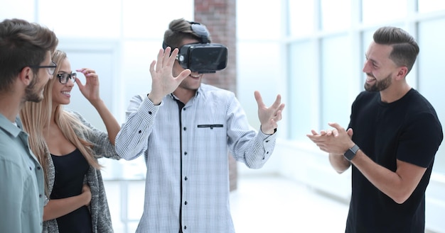 Hombres con casco de realidad virtual Tecnología innovadora