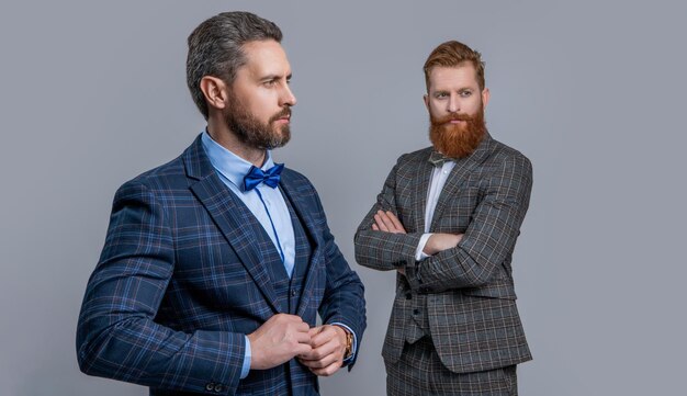 Hombres caucásicos en ropa formal de esmoquin en el estudio hombres en ropa formal de esmoquin en el fondo