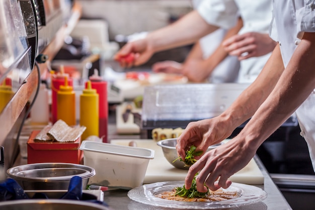 Hombres cocineros preparando comidas. Concepto de comida y bebida