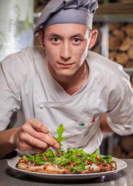 Hombres cocineros preparando delicioso aperitivo. Concepto de comida y bebida