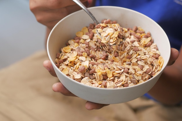 Hombres comiendo granola Musli en un tazón