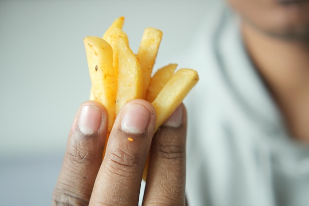 Hombres comiendo papas fritas de cerca