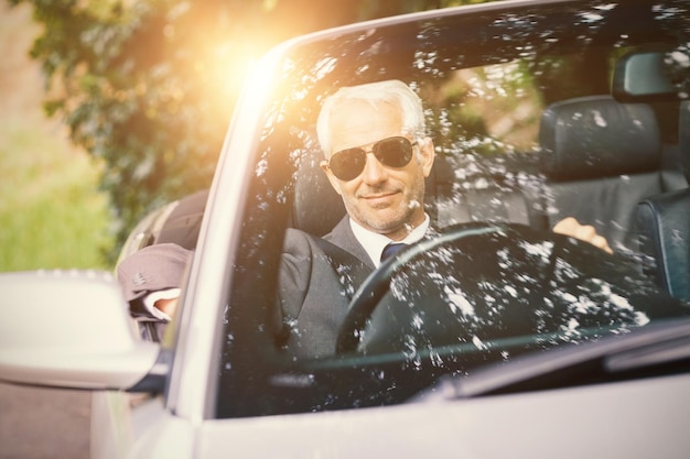 Foto hombres conduciendo un auto