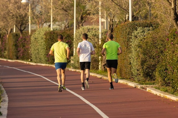 Hombres corriendo en la calle en las pistas especiales vistas desde atrás