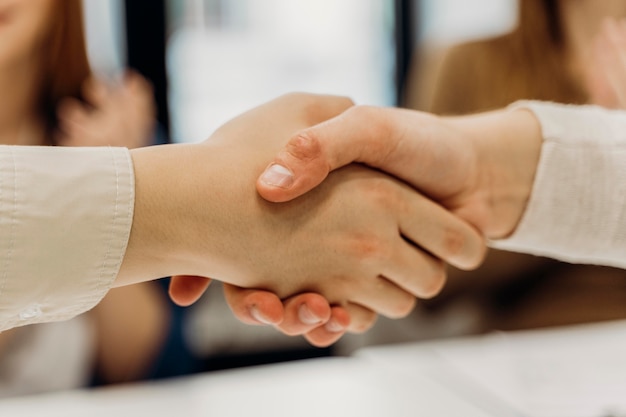 Foto hombres dándose la mano después de la reunión de negocios