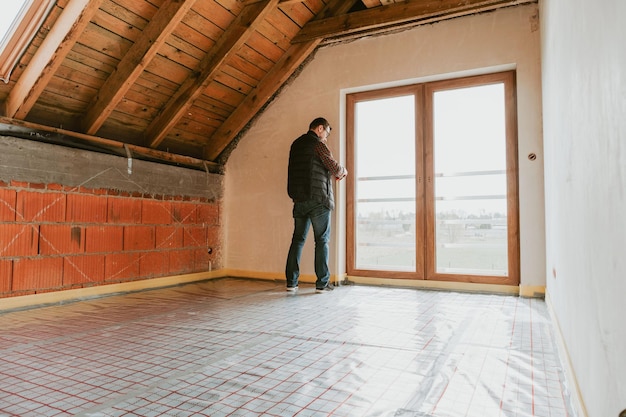 Hombres dentro del nuevo sitio de construcción de casas