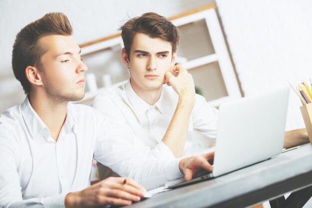 Hombres discutiendo proyecto