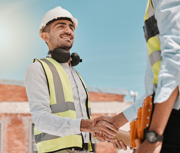 Foto hombres e ingenieros al aire libre con saludo de apretón de manos y acuerdo con saludo de bienvenida y asociación dándose la mano a hombres y trabajo en equipo con arquitectura de colaboración y proyecto de construcción