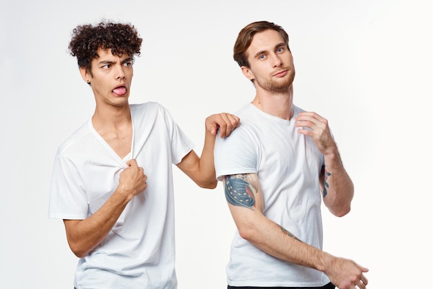 Hombres emocionales con camisas blancas travesuras divertido fondo aislado foto de alta calidad