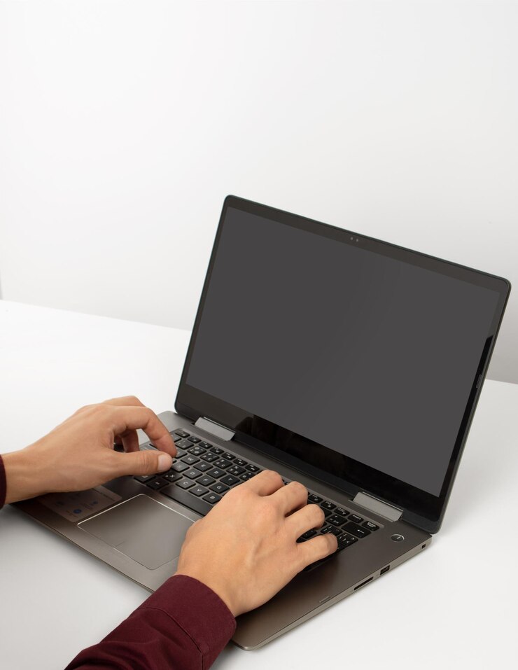 Foto hombres escribiendo en un cuaderno