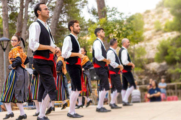 Hombres españoles bailando con ropa folclórica