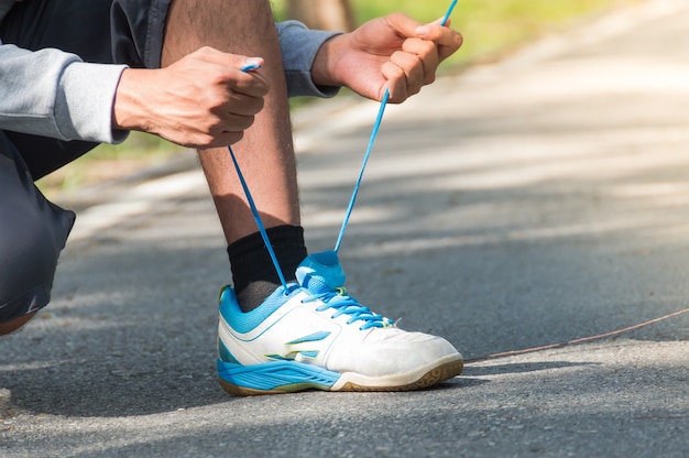 Los hombres están atando zapatillas de deporte