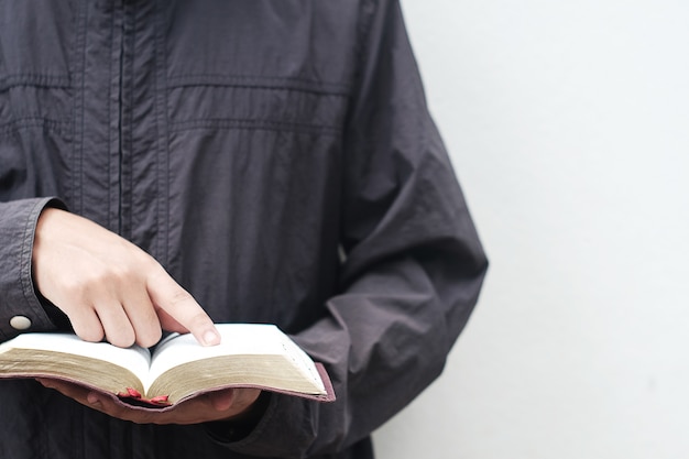 Los hombres están leyendo la Biblia.