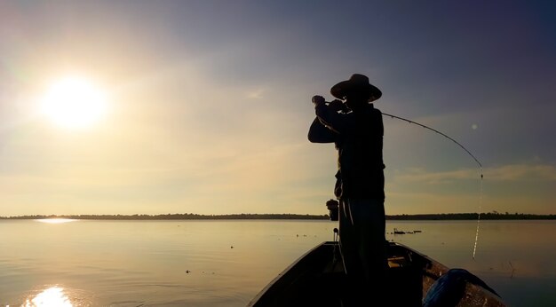 Los hombres están pescando en el pantano.