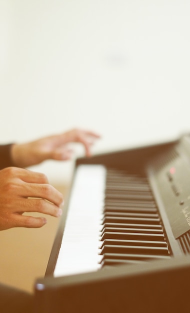 Foto los hombres están tocando el piano.