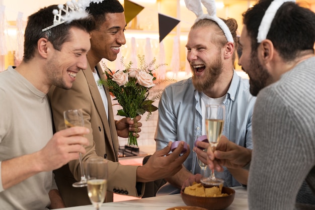 Hombres felices en despedida de soltero