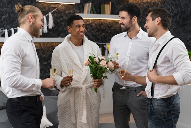 Foto hombres felices en despedida de soltero