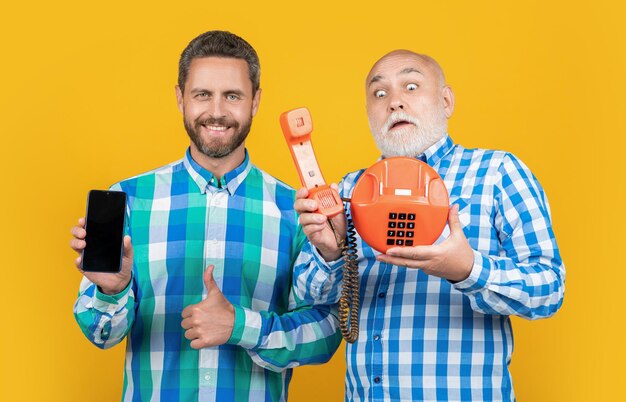 Hombres felices con nostalgia telefónica en la foto de fondo de hombres con nostalgia telefónica