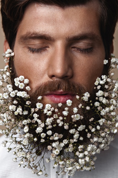 Hombres con flores en sus barbas