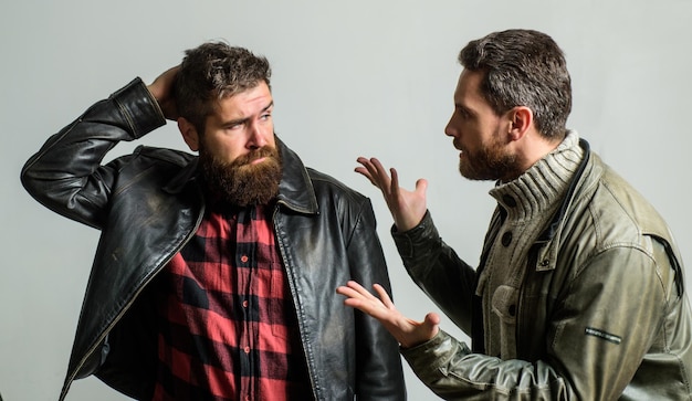 Los hombres fracasaron en el trato argumentan Fracaso y decepción La pareja decepcionada discute Concepto de confrontación Conflicto y confrontación El hombre discute mientras el chico siente pena Fracaso y malentendido Se siente culpable