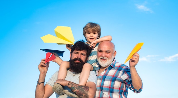 Hombres generaciones padre e hijo con abuelo familia amorosa feliz