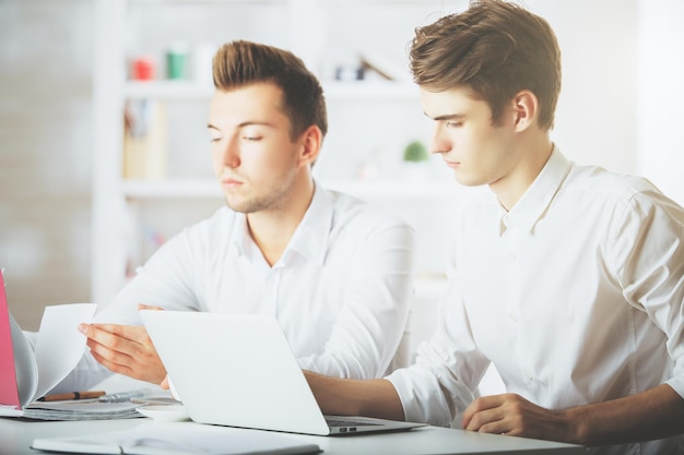 Hombres guapos trabajando en proyecto