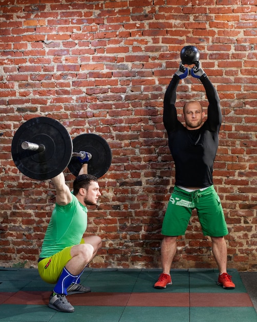 Hombres haciendo ejercicios de crossfit