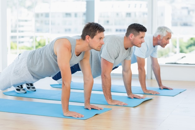 Hombres haciendo flexiones