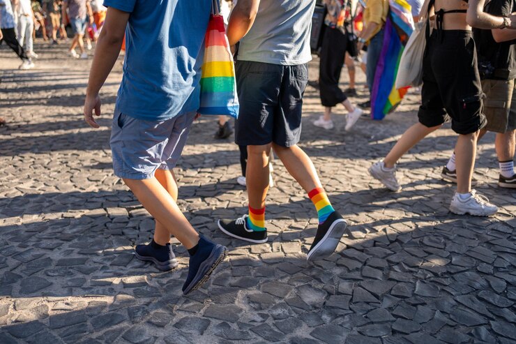 Hombres homosexuales caminando por la calle durante el desfile del orgullo en la ciudad
