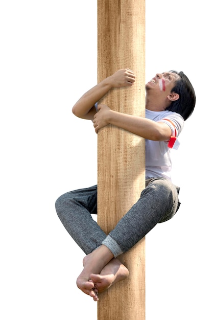 Foto hombres indonesios celebran el día de la independencia de indonesia el 17 de agosto con una competencia de escalada aislada sobre fondo blanco