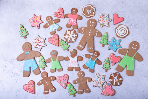 Foto hombres de jengibre y figuras. galletas caseras tradicionales de año nuevo y navidad. fondo de navidad enfoque selectivo, de cerca.